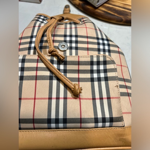 🔥 Stunning Burberry Check Backpack - Iconic Style & Luxury! 🔥 - Picture 9 of 13